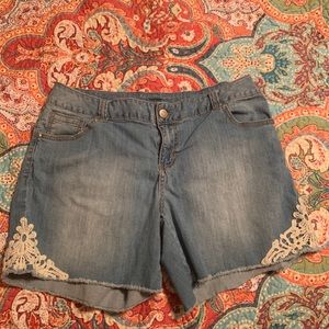 Jean shorts with lace